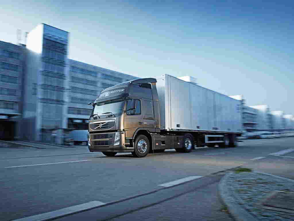 Машина перевезти груз. Cargo Truck Volvo. Volvo fm Cargo. Грузоперевозочные фуры. Грузовик в городе.